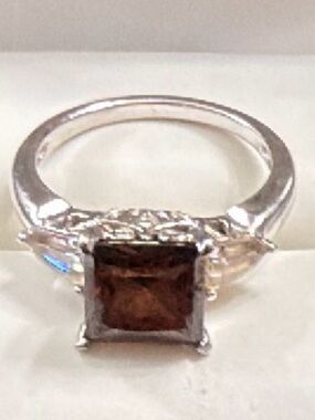 💰💰 Bundle 2 For $20 Deal💰💰
Silver Plated Brown Square Stone Ring - Women size 6
